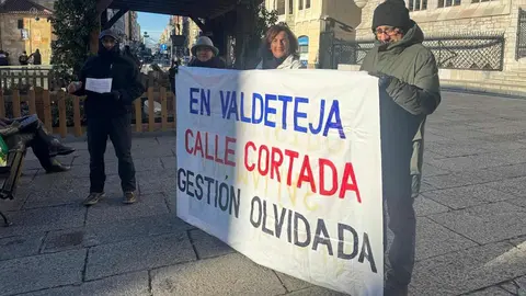 La montaña central leonesa ha vuelto a trasladar su protesta a la capital. Un grupo de vecinos de Valdeteja, localidad perteneciente al municipio de Valdelugueros, se ha concentrado este lunes 29 de diciembre ante la Diputación de León. Esta movilización da continuidad a la protesta iniciada el pasado mes de octubre frente a la Gerencia del Catastro, en una lucha que ya suma más de tres años de reclamaciones sin respuesta oficial.