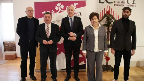 El consejero de la Presidencia, Luis Miguel González Gago, y el alcalde de León, José Antonio Diez, presentan los actos conmemorativos organizados con motivo del IX centenario del fallecimiento de la reina Urraca I de León. Foto: Peio García.