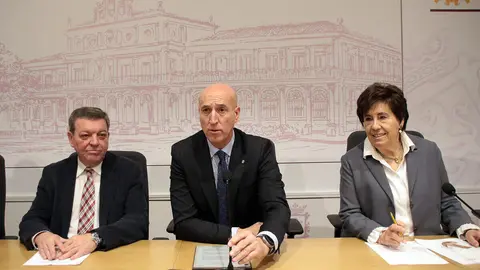 El consejero de la Presidencia, Luis Miguel González Gago, y el alcalde de León, José Antonio Diez, presentan los actos conmemorativos organizados con motivo del IX centenario del fallecimiento de la reina Urraca I de León. Foto: Peio García.