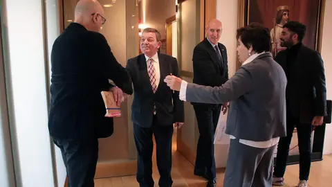 El consejero de la Presidencia, Luis Miguel González Gago, y el alcalde de León, José Antonio Diez, presentan los actos conmemorativos organizados con motivo del IX centenario del fallecimiento de la reina Urraca I de León. Foto: Peio García.