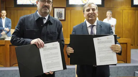 El consejero de Movilidad y Transformación Digital, José Luis Sanz Merino (I), junto al alcalde de Ponferrada, Marco Morala (D), durante la firma del protocolo de colaboración en materia de competencias digitales. Foto: César Sánchez.