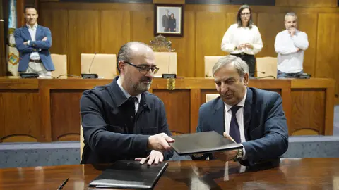 El consejero de Movilidad y Transformación Digital, José Luis Sanz Merino (I), junto al alcalde de Ponferrada, Marco Morala (D), durante la firma del protocolo de colaboración en materia de competencias digitales. Foto: César Sánchez.