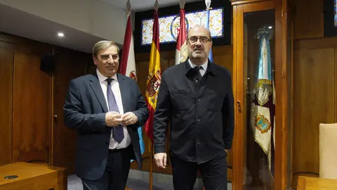 El consejero de Movilidad y Transformación Digital, José Luis Sanz Merino (I), junto al alcalde de Ponferrada, Marco Morala (D), durante la firma del protocolo de colaboración en materia de competencias digitales. Foto: César Sánchez.