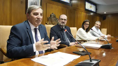 El consejero de Movilidad y Transformación Digital, José Luis Sanz Merino (I), junto al alcalde de Ponferrada, Marco Morala (D), durante la firma del protocolo de colaboración en materia de competencias digitales. Foto: César Sánchez.