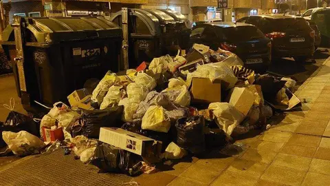 San Andrés del Rabanedo, desbordado por la basura y sin control efectivo se convierte en un vertedero insalubre, sin control y desata el enfado vecinal.