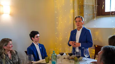 El Festival Internacional León Vive la Magia celebró este lunes el acto de entrega de premios de su XXII edición, en el transcurso de un almuerzo celebrado en el restaurante Colegiata de San Isidoro, en León. El certamen reconoció el compromiso con la cultura y las artes escénicas de distintos medios, instituciones y creadores, además de designar a sus nuevos Embajadores de la Magia.