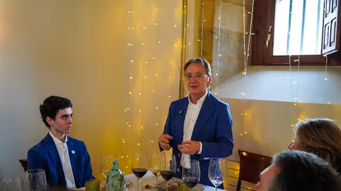 El Festival Internacional León Vive la Magia celebró este lunes el acto de entrega de premios de su XXII edición, en el transcurso de un almuerzo celebrado en el restaurante Colegiata de San Isidoro, en León. El certamen reconoció el compromiso con la cultura y las artes escénicas de distintos medios, instituciones y creadores, además de designar a sus nuevos Embajadores de la Magia.