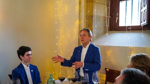 El Festival Internacional León Vive la Magia celebró este lunes el acto de entrega de premios de su XXII edición, en el transcurso de un almuerzo celebrado en el restaurante Colegiata de San Isidoro, en León. El certamen reconoció el compromiso con la cultura y las artes escénicas de distintos medios, instituciones y creadores, además de designar a sus nuevos Embajadores de la Magia.