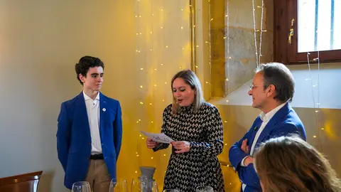 El Festival Internacional León Vive la Magia celebró este lunes el acto de entrega de premios de su XXII edición, en el transcurso de un almuerzo celebrado en el restaurante Colegiata de San Isidoro, en León. El certamen reconoció el compromiso con la cultura y las artes escénicas de distintos medios, instituciones y creadores, además de designar a sus nuevos Embajadores de la Magia.