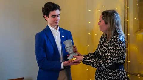 El Festival Internacional León Vive la Magia celebró este lunes el acto de entrega de premios de su XXII edición, en el transcurso de un almuerzo celebrado en el restaurante Colegiata de San Isidoro, en León. El certamen reconoció el compromiso con la cultura y las artes escénicas de distintos medios, instituciones y creadores, además de designar a sus nuevos Embajadores de la Magia.