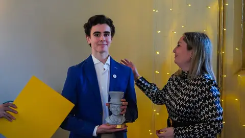 El Festival Internacional León Vive la Magia celebró este lunes el acto de entrega de premios de su XXII edición, en el transcurso de un almuerzo celebrado en el restaurante Colegiata de San Isidoro, en León. El certamen reconoció el compromiso con la cultura y las artes escénicas de distintos medios, instituciones y creadores, además de designar a sus nuevos Embajadores de la Magia.