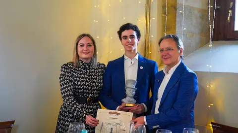 El Festival Internacional León Vive la Magia celebró este lunes el acto de entrega de premios de su XXII edición, en el transcurso de un almuerzo celebrado en el restaurante Colegiata de San Isidoro, en León. El certamen reconoció el compromiso con la cultura y las artes escénicas de distintos medios, instituciones y creadores, además de designar a sus nuevos Embajadores de la Magia.