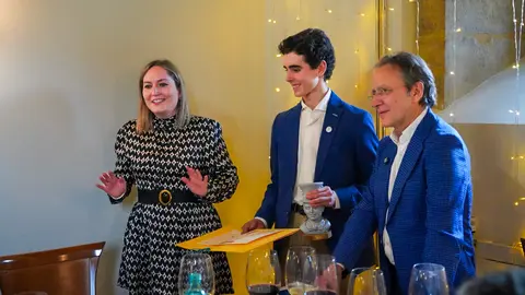 El Festival Internacional León Vive la Magia celebró este lunes el acto de entrega de premios de su XXII edición, en el transcurso de un almuerzo celebrado en el restaurante Colegiata de San Isidoro, en León. El certamen reconoció el compromiso con la cultura y las artes escénicas de distintos medios, instituciones y creadores, además de designar a sus nuevos Embajadores de la Magia.