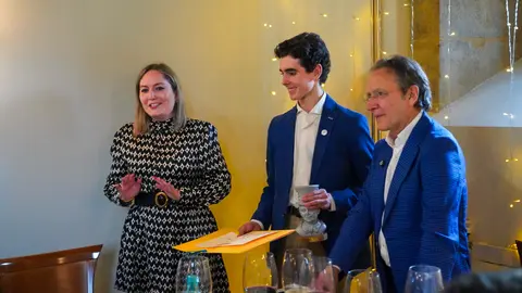 El Festival Internacional León Vive la Magia celebró este lunes el acto de entrega de premios de su XXII edición, en el transcurso de un almuerzo celebrado en el restaurante Colegiata de San Isidoro, en León. El certamen reconoció el compromiso con la cultura y las artes escénicas de distintos medios, instituciones y creadores, además de designar a sus nuevos Embajadores de la Magia.