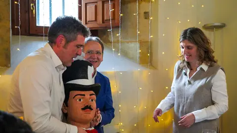 El Festival Internacional León Vive la Magia celebró este lunes el acto de entrega de premios de su XXII edición, en el transcurso de un almuerzo celebrado en el restaurante Colegiata de San Isidoro, en León. El certamen reconoció el compromiso con la cultura y las artes escénicas de distintos medios, instituciones y creadores, además de designar a sus nuevos Embajadores de la Magia.