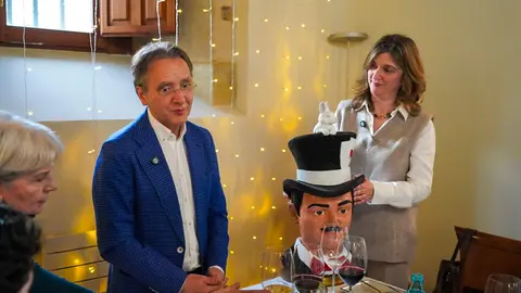 El Festival Internacional León Vive la Magia celebró este lunes el acto de entrega de premios de su XXII edición, en el transcurso de un almuerzo celebrado en el restaurante Colegiata de San Isidoro, en León. El certamen reconoció el compromiso con la cultura y las artes escénicas de distintos medios, instituciones y creadores, además de designar a sus nuevos Embajadores de la Magia.