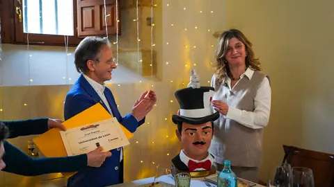 El Festival Internacional León Vive la Magia celebró este lunes el acto de entrega de premios de su XXII edición, en el transcurso de un almuerzo celebrado en el restaurante Colegiata de San Isidoro, en León. El certamen reconoció el compromiso con la cultura y las artes escénicas de distintos medios, instituciones y creadores, además de designar a sus nuevos Embajadores de la Magia.