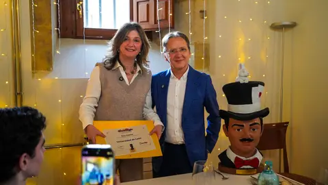 El Festival Internacional León Vive la Magia celebró este lunes el acto de entrega de premios de su XXII edición, en el transcurso de un almuerzo celebrado en el restaurante Colegiata de San Isidoro, en León. El certamen reconoció el compromiso con la cultura y las artes escénicas de distintos medios, instituciones y creadores, además de designar a sus nuevos Embajadores de la Magia.