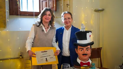 El Festival Internacional León Vive la Magia celebró este lunes el acto de entrega de premios de su XXII edición, en el transcurso de un almuerzo celebrado en el restaurante Colegiata de San Isidoro, en León. El certamen reconoció el compromiso con la cultura y las artes escénicas de distintos medios, instituciones y creadores, además de designar a sus nuevos Embajadores de la Magia.