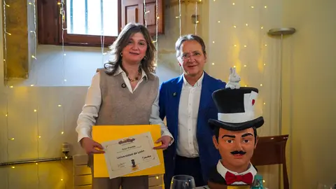 El Festival Internacional León Vive la Magia celebró este lunes el acto de entrega de premios de su XXII edición, en el transcurso de un almuerzo celebrado en el restaurante Colegiata de San Isidoro, en León. El certamen reconoció el compromiso con la cultura y las artes escénicas de distintos medios, instituciones y creadores, además de designar a sus nuevos Embajadores de la Magia.