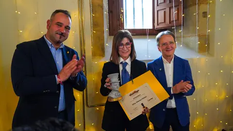 El Festival Internacional León Vive la Magia celebró este lunes el acto de entrega de premios de su XXII edición, en el transcurso de un almuerzo celebrado en el restaurante Colegiata de San Isidoro, en León. El certamen reconoció el compromiso con la cultura y las artes escénicas de distintos medios, instituciones y creadores, además de designar a sus nuevos Embajadores de la Magia.