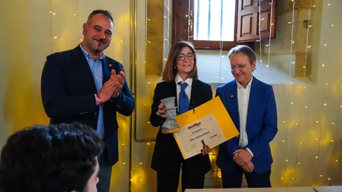 El Festival Internacional León Vive la Magia celebró este lunes el acto de entrega de premios de su XXII edición, en el transcurso de un almuerzo celebrado en el restaurante Colegiata de San Isidoro, en León. El certamen reconoció el compromiso con la cultura y las artes escénicas de distintos medios, instituciones y creadores, además de designar a sus nuevos Embajadores de la Magia.