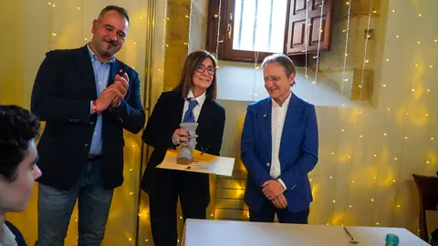 El Festival Internacional León Vive la Magia celebró este lunes el acto de entrega de premios de su XXII edición, en el transcurso de un almuerzo celebrado en el restaurante Colegiata de San Isidoro, en León. El certamen reconoció el compromiso con la cultura y las artes escénicas de distintos medios, instituciones y creadores, además de designar a sus nuevos Embajadores de la Magia.