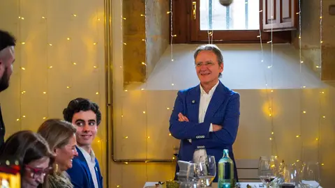 El Festival Internacional León Vive la Magia celebró este lunes el acto de entrega de premios de su XXII edición, en el transcurso de un almuerzo celebrado en el restaurante Colegiata de San Isidoro, en León. El certamen reconoció el compromiso con la cultura y las artes escénicas de distintos medios, instituciones y creadores, además de designar a sus nuevos Embajadores de la Magia.