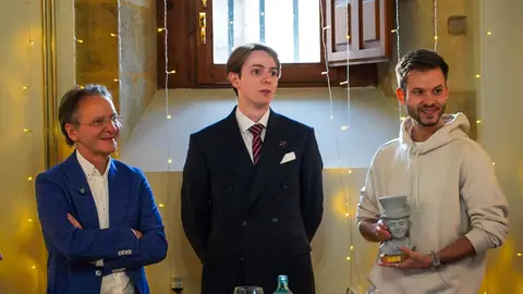 El Festival Internacional León Vive la Magia celebró este lunes el acto de entrega de premios de su XXII edición, en el transcurso de un almuerzo celebrado en el restaurante Colegiata de San Isidoro, en León. El certamen reconoció el compromiso con la cultura y las artes escénicas de distintos medios, instituciones y creadores, además de designar a sus nuevos Embajadores de la Magia.