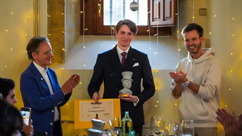 El Festival Internacional León Vive la Magia celebró este lunes el acto de entrega de premios de su XXII edición, en el transcurso de un almuerzo celebrado en el restaurante Colegiata de San Isidoro, en León. El certamen reconoció el compromiso con la cultura y las artes escénicas de distintos medios, instituciones y creadores, además de designar a sus nuevos Embajadores de la Magia.