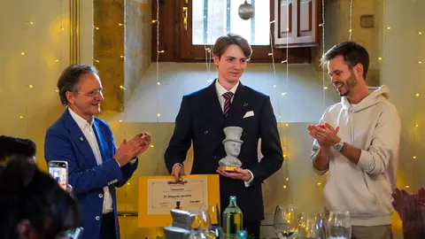 El Festival Internacional León Vive la Magia celebró este lunes el acto de entrega de premios de su XXII edición, en el transcurso de un almuerzo celebrado en el restaurante Colegiata de San Isidoro, en León. El certamen reconoció el compromiso con la cultura y las artes escénicas de distintos medios, instituciones y creadores, además de designar a sus nuevos Embajadores de la Magia.