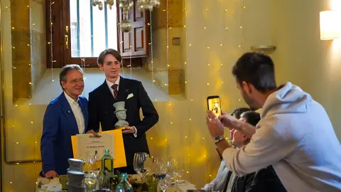 El Festival Internacional León Vive la Magia celebró este lunes el acto de entrega de premios de su XXII edición, en el transcurso de un almuerzo celebrado en el restaurante Colegiata de San Isidoro, en León. El certamen reconoció el compromiso con la cultura y las artes escénicas de distintos medios, instituciones y creadores, además de designar a sus nuevos Embajadores de la Magia.