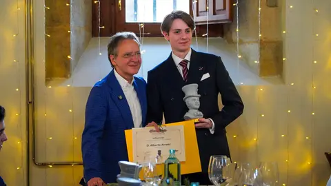 El Festival Internacional León Vive la Magia celebró este lunes el acto de entrega de premios de su XXII edición, en el transcurso de un almuerzo celebrado en el restaurante Colegiata de San Isidoro, en León. El certamen reconoció el compromiso con la cultura y las artes escénicas de distintos medios, instituciones y creadores, además de designar a sus nuevos Embajadores de la Magia.