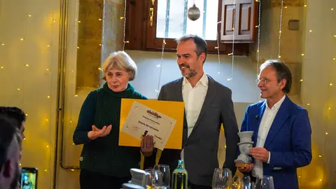 El Festival Internacional León Vive la Magia celebró este lunes el acto de entrega de premios de su XXII edición, en el transcurso de un almuerzo celebrado en el restaurante Colegiata de San Isidoro, en León. El certamen reconoció el compromiso con la cultura y las artes escénicas de distintos medios, instituciones y creadores, además de designar a sus nuevos Embajadores de la Magia.
