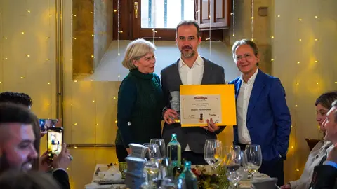 El Festival Internacional León Vive la Magia celebró este lunes el acto de entrega de premios de su XXII edición, en el transcurso de un almuerzo celebrado en el restaurante Colegiata de San Isidoro, en León. El certamen reconoció el compromiso con la cultura y las artes escénicas de distintos medios, instituciones y creadores, además de designar a sus nuevos Embajadores de la Magia.