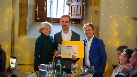 El Festival Internacional León Vive la Magia celebró este lunes el acto de entrega de premios de su XXII edición, en el transcurso de un almuerzo celebrado en el restaurante Colegiata de San Isidoro, en León. El certamen reconoció el compromiso con la cultura y las artes escénicas de distintos medios, instituciones y creadores, además de designar a sus nuevos Embajadores de la Magia.
