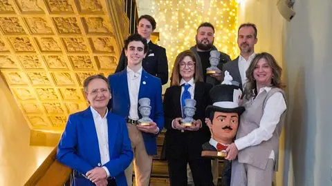 El Festival Internacional León Vive la Magia celebró este lunes el acto de entrega de premios de su XXII edición, en el transcurso de un almuerzo celebrado en el restaurante Colegiata de San Isidoro, en León. El certamen reconoció el compromiso con la cultura y las artes escénicas de distintos medios, instituciones y creadores, además de designar a sus nuevos Embajadores de la Magia.