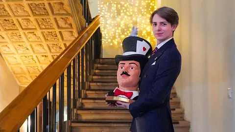 El Festival Internacional León Vive la Magia celebró este lunes el acto de entrega de premios de su XXII edición, en el transcurso de un almuerzo celebrado en el restaurante Colegiata de San Isidoro, en León. El certamen reconoció el compromiso con la cultura y las artes escénicas de distintos medios, instituciones y creadores, además de designar a sus nuevos Embajadores de la Magia.