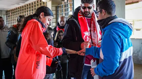 Los aficionados entrando al último entrenamiento del año de la Cultural y Deportiva Leonesa en el Reino de León. Fotos: Cultural.