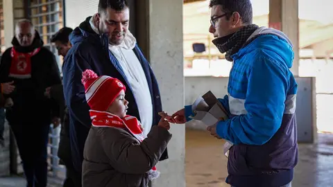 Los aficionados entrando al último entrenamiento del año de la Cultural y Deportiva Leonesa en el Reino de León. Fotos: Cultural.