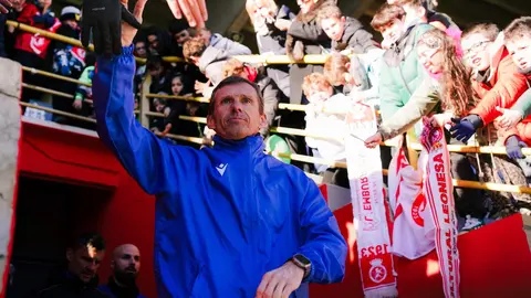 El entrenador de la Cultural, 'Cuco' Ziganda, es el primero en saltar al césped. Fotos: Cultural.