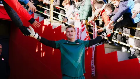 Los jugadores de la Cultural saliendo al terreno de juego para comenzar el último entrenamiento del año. Foto: Cultural.