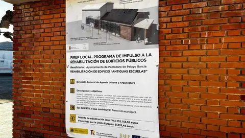 El subdelegado del Gobierno visitó este martes Pobladura de Pelayo García para conocer la rehabilitación de las antiguas escuelas. Foto: Gob. León