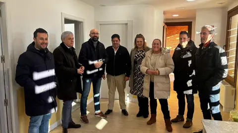 El subdelegado del Gobierno visitó este martes Pobladura de Pelayo García para conocer la rehabilitación de las antiguas escuelas. Foto: Gob. León