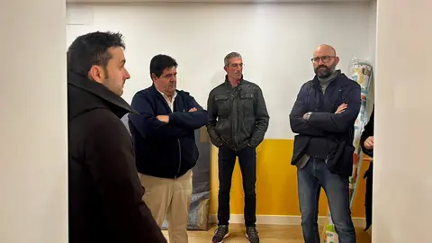 El subdelegado del Gobierno visitó este martes Pobladura de Pelayo García para conocer la rehabilitación de las antiguas escuelas. Foto: Gob. León