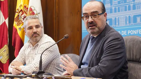 El alcalde de Ponferrada, Marco Morala (D), junto al concejal de Comercio, David Pacios (I), durante la presentación de los Programas Mixtos de Formación y Empleo. Foto: César Sánchez.