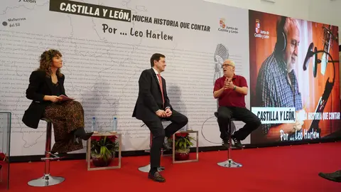 El presidente de la Junta de Castilla y León, Alfonso Fernández Mañueco, presenta el proyecto divulgativo ''Castilla y León, mucha historia que contar'', junto al comunicador y humorista Leo Harlem. Foto: Miriam Chacón.
