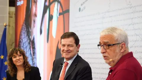 El presidente de la Junta de Castilla y León, Alfonso Fernández Mañueco, presenta el proyecto divulgativo ''Castilla y León, mucha historia que contar'', junto al comunicador y humorista Leo Harlem. Foto: Miriam Chacón.