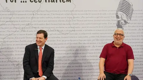 El presidente de la Junta de Castilla y León, Alfonso Fernández Mañueco, presenta el proyecto divulgativo ''Castilla y León, mucha historia que contar'', junto al comunicador y humorista Leo Harlem. Foto: Miriam Chacón.