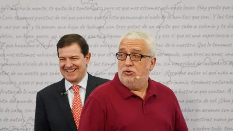 El presidente de la Junta de Castilla y León, Alfonso Fernández Mañueco, presenta el proyecto divulgativo ''Castilla y León, mucha historia que contar'', junto al comunicador y humorista Leo Harlem. Foto: Miriam Chacón.